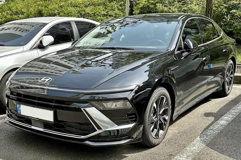 Business Sedan — Latest-model Hyundai Sonata / Camry Hybrid class, private Umrah transfer vehicle