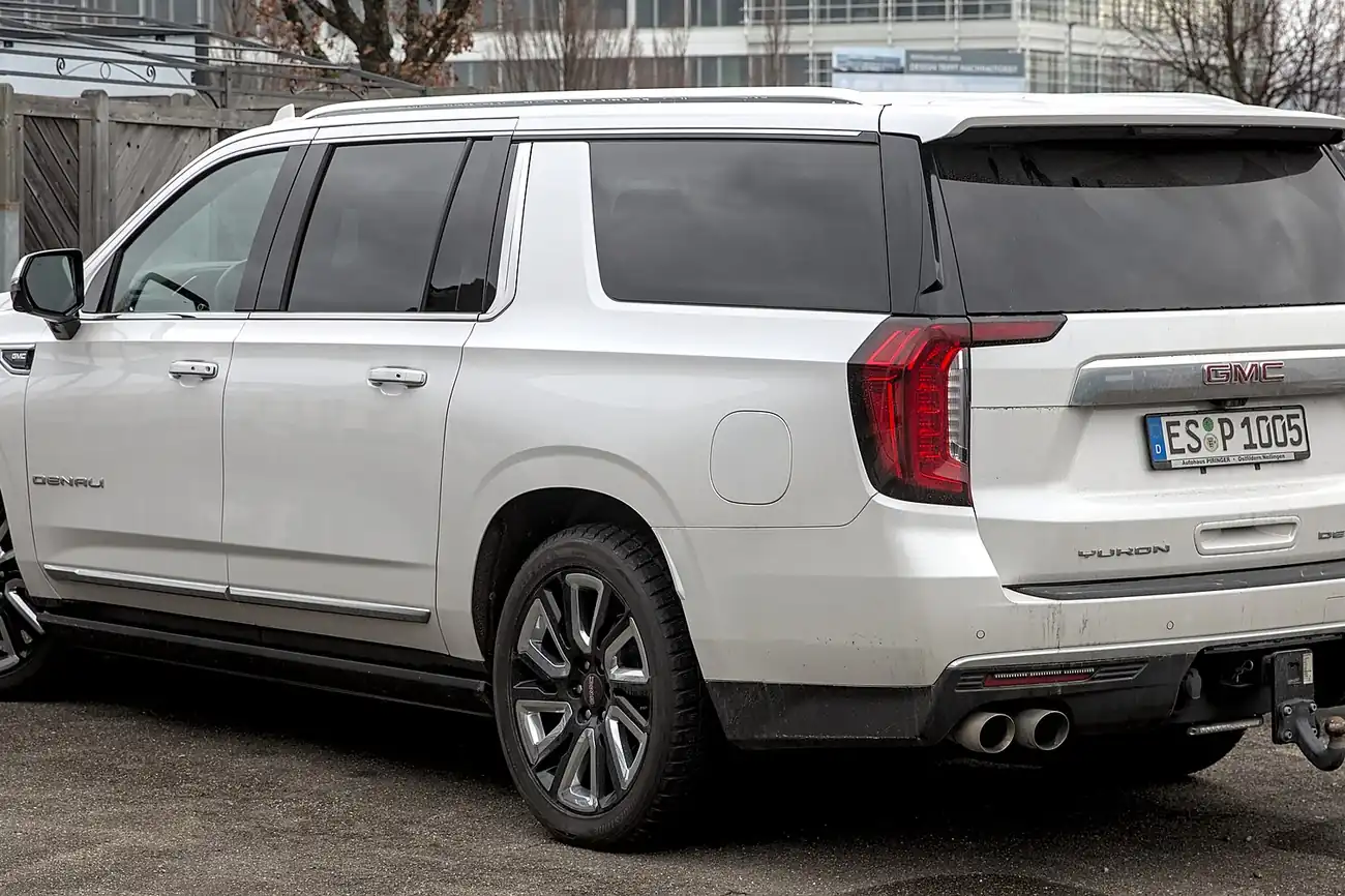 Family SUV — GMC Yukon XL / Chevrolet Tahoe class, private Umrah transfer vehicle