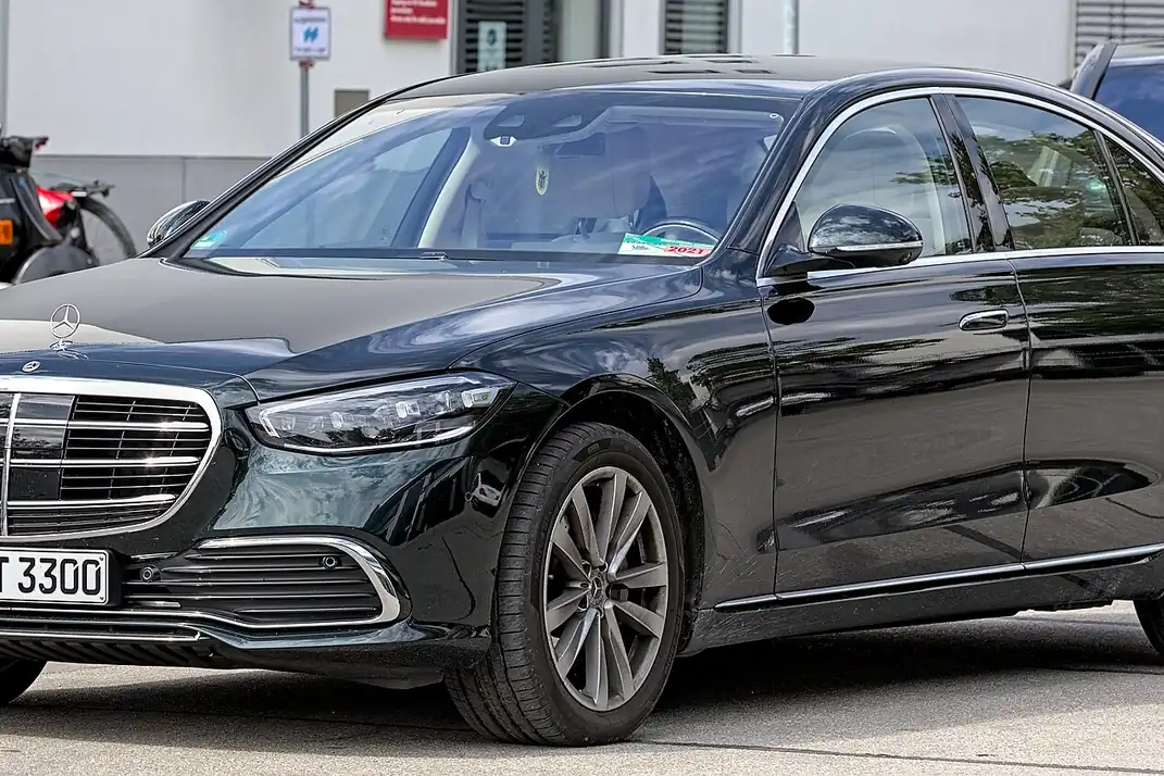 Luxury Class — Mercedes-Benz S-Class / Yukon Denali class, private Umrah transfer vehicle